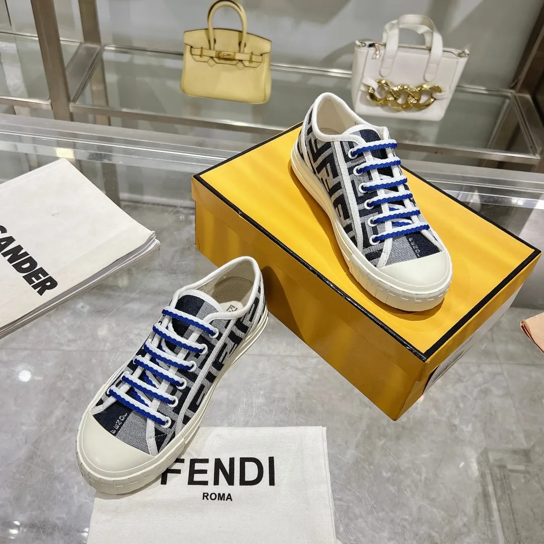 Couple style 💰460❤️Fendi Fendi's latest couple canvas shoes ❑ Fabric: Original customized imported jacquard canvas material ❑ Inner lining: Imported canvas material ❑ Sole: Original molded non-slip TPU outsole ❑ Bottom thickness: 2.5cm ❑ Size: Women's 35-40/Men's 39-45